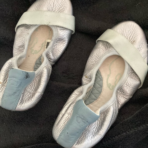 Puma Women's Flats in Silver and Light Gray - Picture 1 of 5